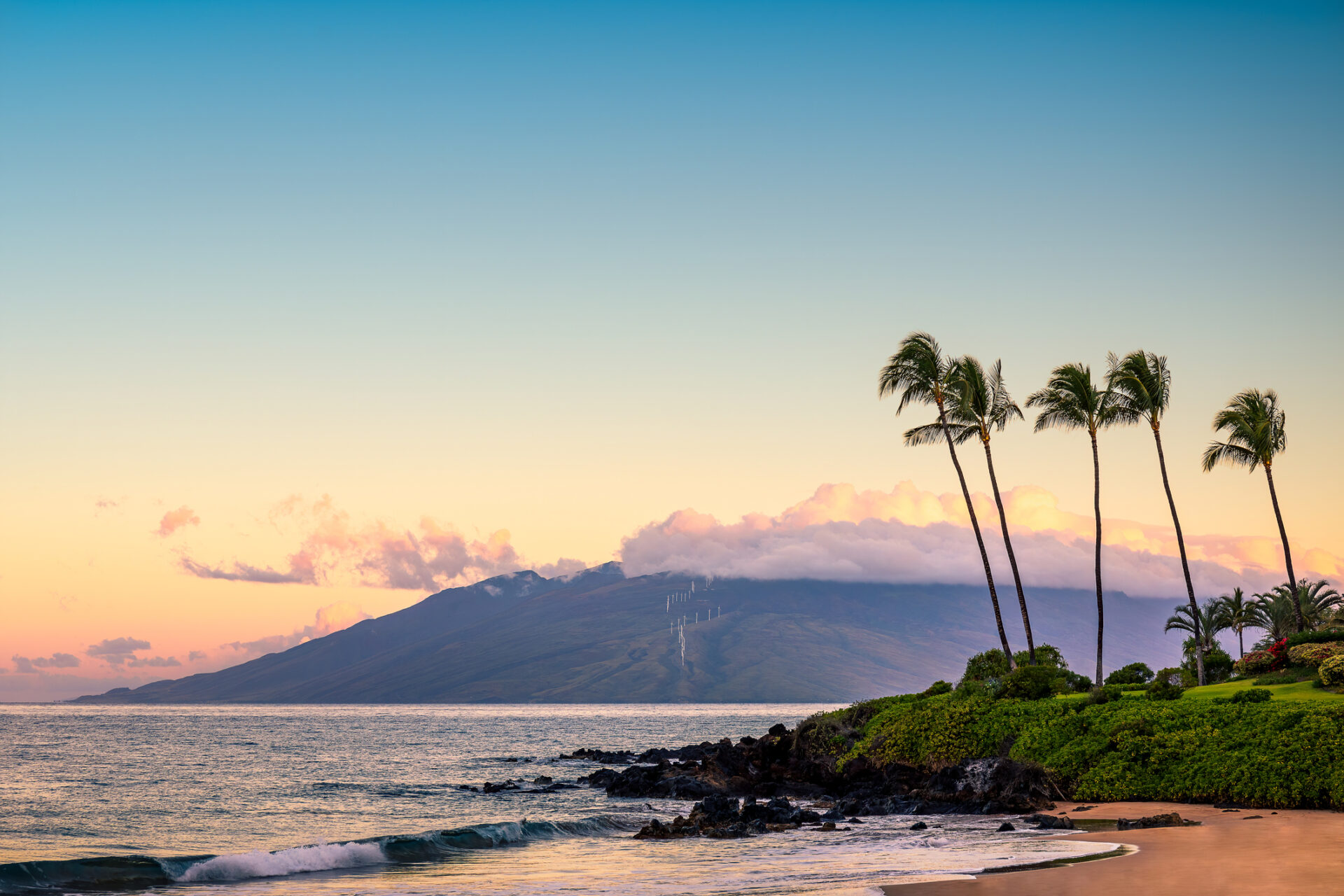 Unveiling the Enchanting Paradise of Maui: Dive into Tropical Bliss and Discover a World of Wonder